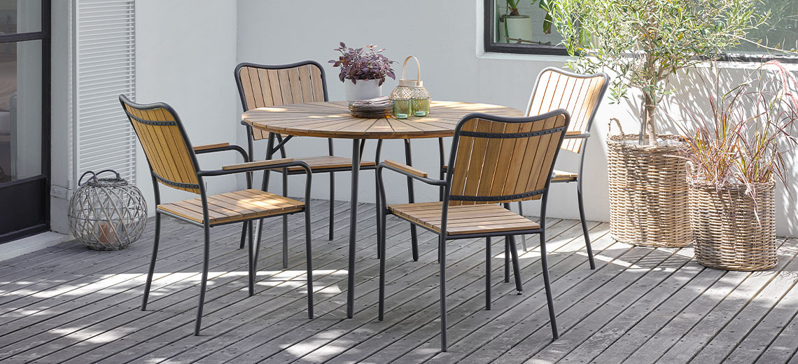  Mobili da giardino in legno duro: tavolo da giardino rotondo e quattro sedie da giardino realizzati con legno certificato FSC